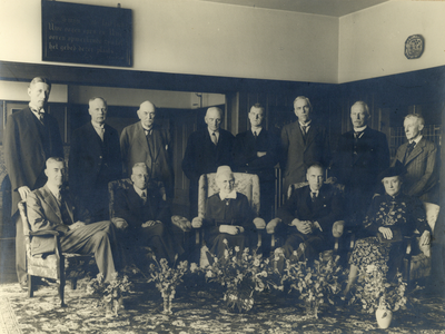 826476 Groepsportret van bestuur en directie van het Diakonessenhuis (Bosboomstraat 1) te Utrecht, met midden zittend ...